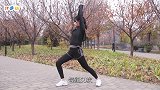 原地双手举起弓箭步屈膝100次,瘦大腿赘肉,拉伸全身线条!