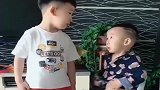 兄弟俩心真大，都罚站了还内讧，接下来两人的对话，太搞笑了