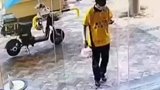 外卖小哥撞碎了玻璃门，还是玻璃门袭击了外卖小哥？
