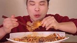 小哥吃排骨面，大口嗦面条，还把排骨啃得干干净净