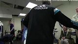 英超-1415赛季-柔情！穆帅获癌症小球迷画像 搂肩膀合影-新闻