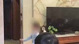 五岁男孩客厅表演徒手爬墙，开始很懵后来觉得娃很厉害