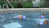 五胞胎的游泳又进步了，居然敢把头埋进水里，萌娃们玩的好开心