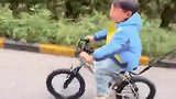 父亲带3岁孩子解锁骑自行车，情绪价值拉满