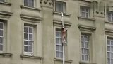 白金汉宫惊现床单男爬窗户 最不可思议徒手“攀岩”