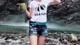 我们秀美的村花村内的瀑布边的自拍真美