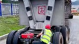 农民工师傅配合前车，共同将水泥桩送往工地