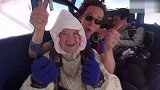 太酷了吧！澳洲102岁老人万尺高空庆生 世界上年纪最大的跳伞者