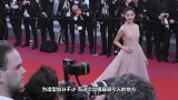 关晓彤穿衣风格越发大胆新奇 穿镂空上衣搭配迷彩长裤