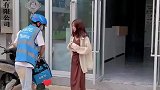 老公对老婆积怨已久，委托外卖小哥唱出自己内心的怨恨