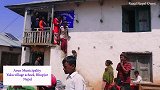 尼泊尔山区学校收到捐赠书籍和电脑，为学生们发放书籍，条件好差