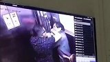 四川一老人携小孩乘电梯 与男子发生争执被推倒在地