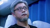 通缉犯坐大巴车，看司机师傅机智把车开到特警包围圈