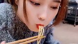 来面馆吃面看到的，小姐姐真不愧是个吃货，一个人能吃这么多碗面