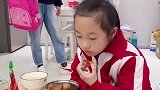 马上要迟到了，我都准备好跑了，她还在慢悠悠细嚼慢咽！