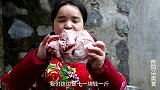 苗大姐整个猪肘子做来吃，用力啃骨头，大口吃肥肉，不得了