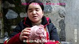 苗大姐整个猪肘子做来吃，用力啃骨头，大口吃肥肉，不得了