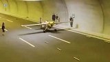 飞机低空飞行极限挑战，连续穿越百米隧道，飞行员劫后余生崩溃了