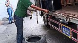 高手卸车，轮胎垫底