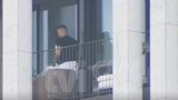 CNN独家视频：C罗被拍到在里斯本的家中 乔治娜带孩子出门