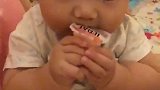 宝宝第一次吃果冻，小宝宝的表情太可爱了，萌翻了