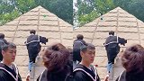 王俊凯拍毕业照，从北电金字塔滑下来，网友喊话：屁股不痛吗