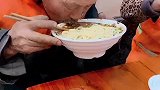 网红面馆来了，小姐姐真是人美心善，跑到马路上邀请环卫工人吃面