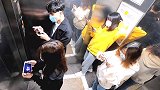电梯整蛊路人，大家听到鸡叫声瞬间闻鸡起舞，角落的妹子反应亮了