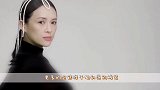 章子怡携家人走机场，穿黑衣白裤配红唇太霸气，汪峰在身后像保镖