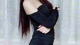 30岁的女人太美了，一袭黑色露肩紧身包臀裙打扮性感撩人
