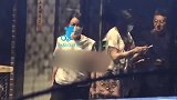 那英深夜与好友聚会，抱着灯柱热聊显随性，一旁吉克隽逸街边跳舞