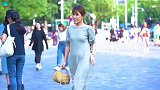 三里屯街拍：金发碧眼绿色露背裙，外国妹子穿的真好看