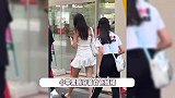 汪峰带19岁女儿日本逛街，小苹果身高直逼1米7，穿短裙像极了葛荟婕