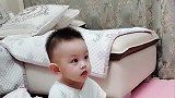 萌宝坐在地上听音乐，小身体随着音乐摆动，可爱爆了