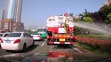 路上偶遇洒水车，一按喇叭，大叔立马明白什么意思！