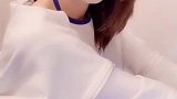 有点傻傻的小姐姐，但是显得可爱