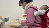 无意间拍下这一幕，妈妈背着宝宝干活，生活不易，可怜天下父母心
