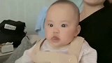 爸爸真是太坏了，帮宝宝回忆打针的痛苦，萌娃这反应真是太搞笑了