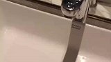 女子出差住酒店，不知道洗手盆该如何蓄水