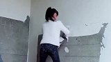 当初花万彩礼娶回家的媳妇，现在还不是和自己大嫂一块刮腻子