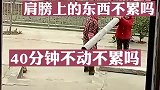 邻居老人抱着东西和女子婆婆聊天