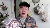 一次红烧3斤血肠，配上东北地道酸菜，老猫大口吃饭真过瘾