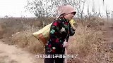 母亲外出打工8年未归家，有钱后装穷回家看望儿子，儿媳做法感人