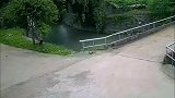 一辆二手车因不堪生活重负跳河自杀！
