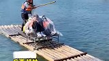 情侣坐竹筏漂流，全身裹满塑料袋,不打湿是没有灵魂的