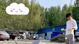 小伙用破桶破板子，当道具展示球技，角度力道拿捏恰到好处