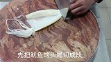 炒鱿鱼到底要不要焯水大厨教你鱿鱼处理和改刀全过程，涨知识了