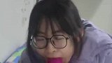 女生一口吞下整颗火龙果，室友见状震惊不已