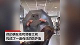 脑洞大开!为防止接触感染病毒 荷兰理发师穿“雨衣”为顾客理发