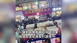 晓华理发店外人潮涌动，女生通宵排队只为“改造”男友：领到号立马过来